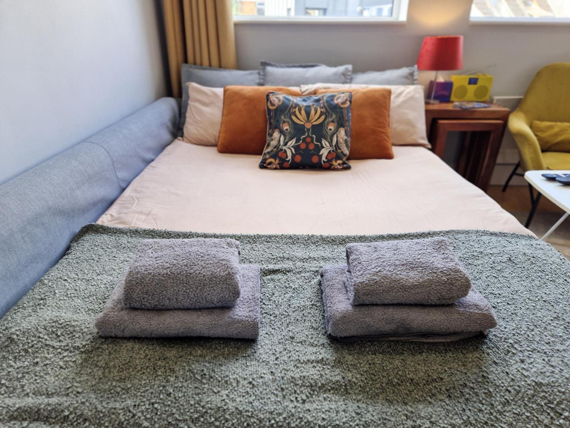 1-Bed Apartment, Close To Kensington Olympia With Free Wi-Fi & Netflix Londres Exterior foto